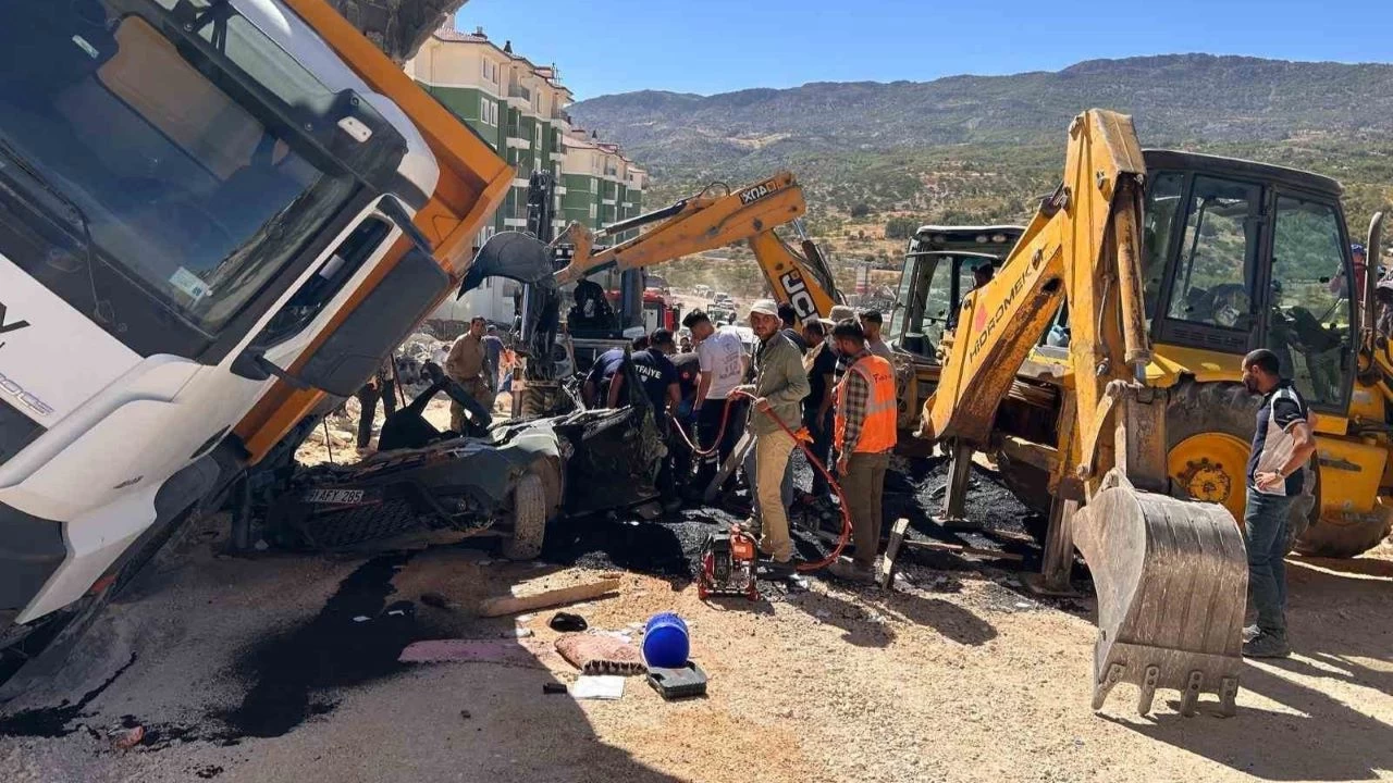 zerine kamyon devrilen otomobilin srcs hayatn kaybetti