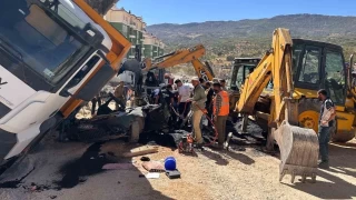 zerine kamyon devrilen otomobilin srcs hayatn kaybetti