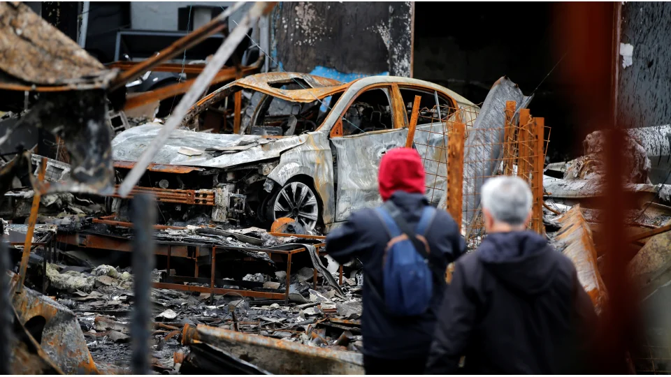  Vah�iler, Tahran'da oto galerisine 3 f�ze att�