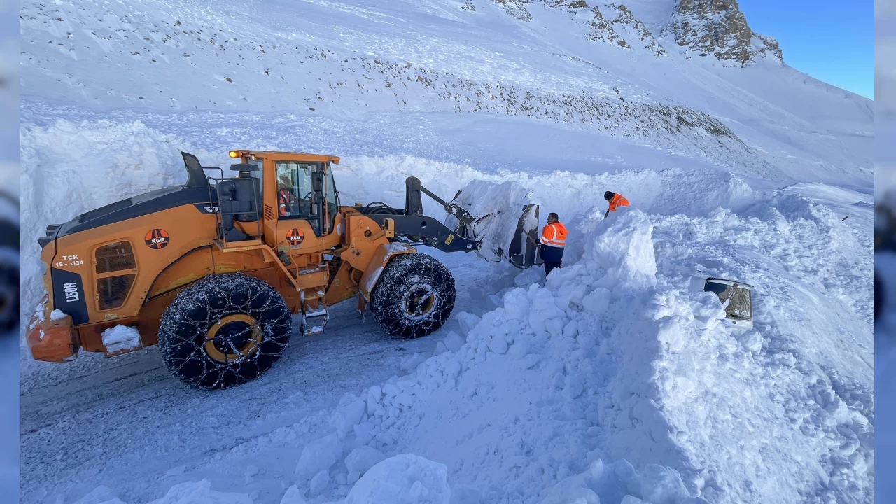 Van-Bah�esaray kara yolunda d��en ���lar temizleniyor