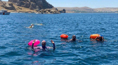 Van Gölü için Bitlis'e kadar yüzdüler