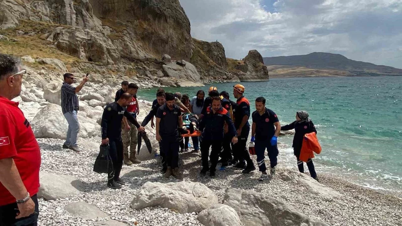 Van Gölü'ne giren 14 yaşındaki çocuk boğuldu