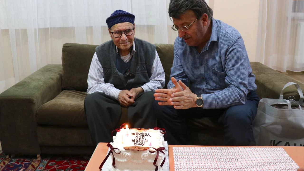 Van'da 100 yaşına giren Önay, ilk kez doğum gününü kutladı