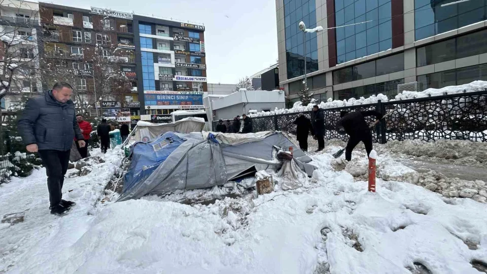 Van'da i��ilerin eylem �ad�r� kar ya���� nedeniyle ��kt�