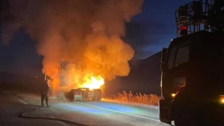 Van'da seyir halinde tır alev alev yandı
