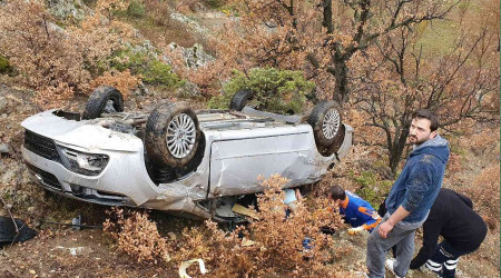Virajı alamayan otomobil 45 metrelik uçuruma yuvarlandı