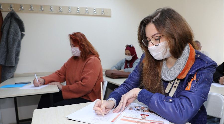 Yabancı vatandaşlar Türkçeyi ATASEM'de öğreniyor