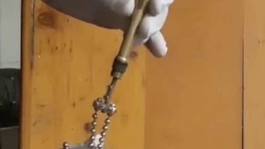 Yakalanınca lazer dediği kolye, suikast silahı çıktı