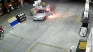 Yakıt almaya geldi, aracı alev topuna döndü