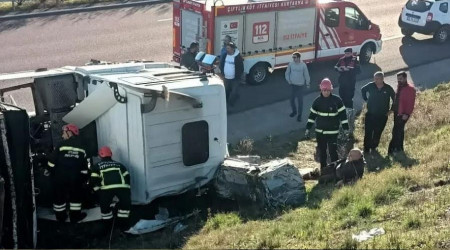 Yalova'da kontrolden çıkan tır devrildi