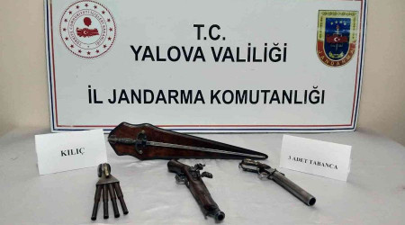 Yalova'da tarihi tabanca ve kılıç ele geçirildi
