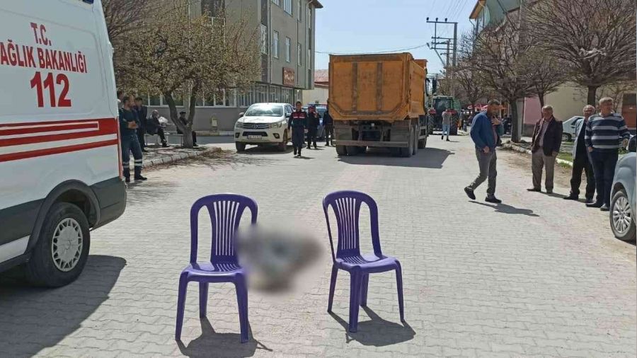 Yaşlı adam hafriyat kamyonunun altında kaldı