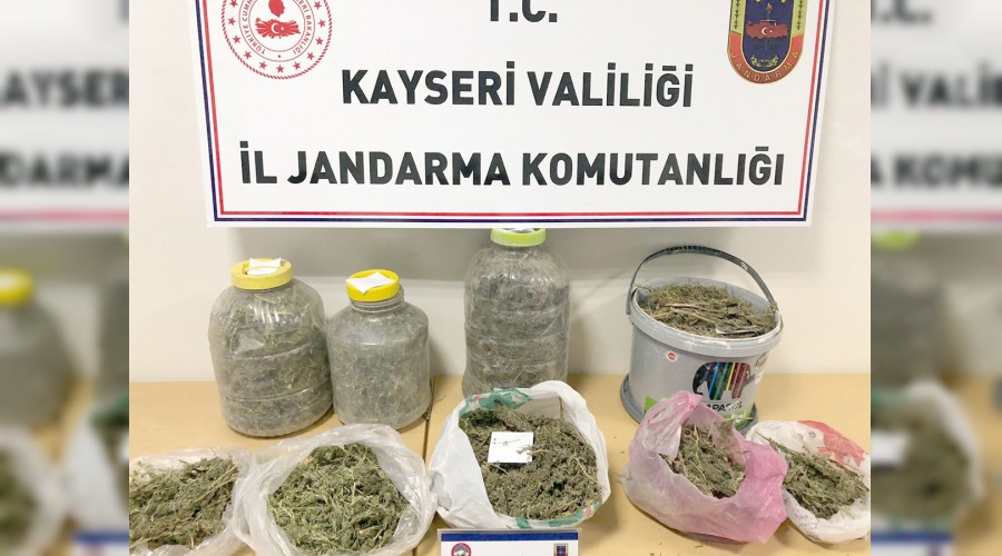 Yaşlı çift, 22 kilo esrarla yakalandı
