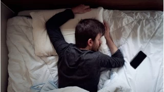 Yastık altında cep telefonu: Uyku düzeni ve sağlık üzerindeki gizli tehlikeler