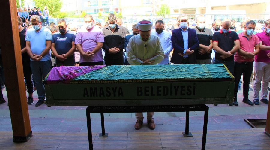 Yatak bazas�na s�k��arak hayat�n� kaybeden minik Bahar defnedildi