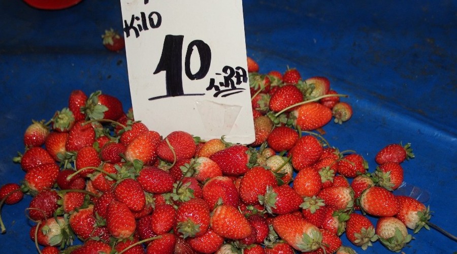 Yaz meyvesi �ilek hala tezgahlarda