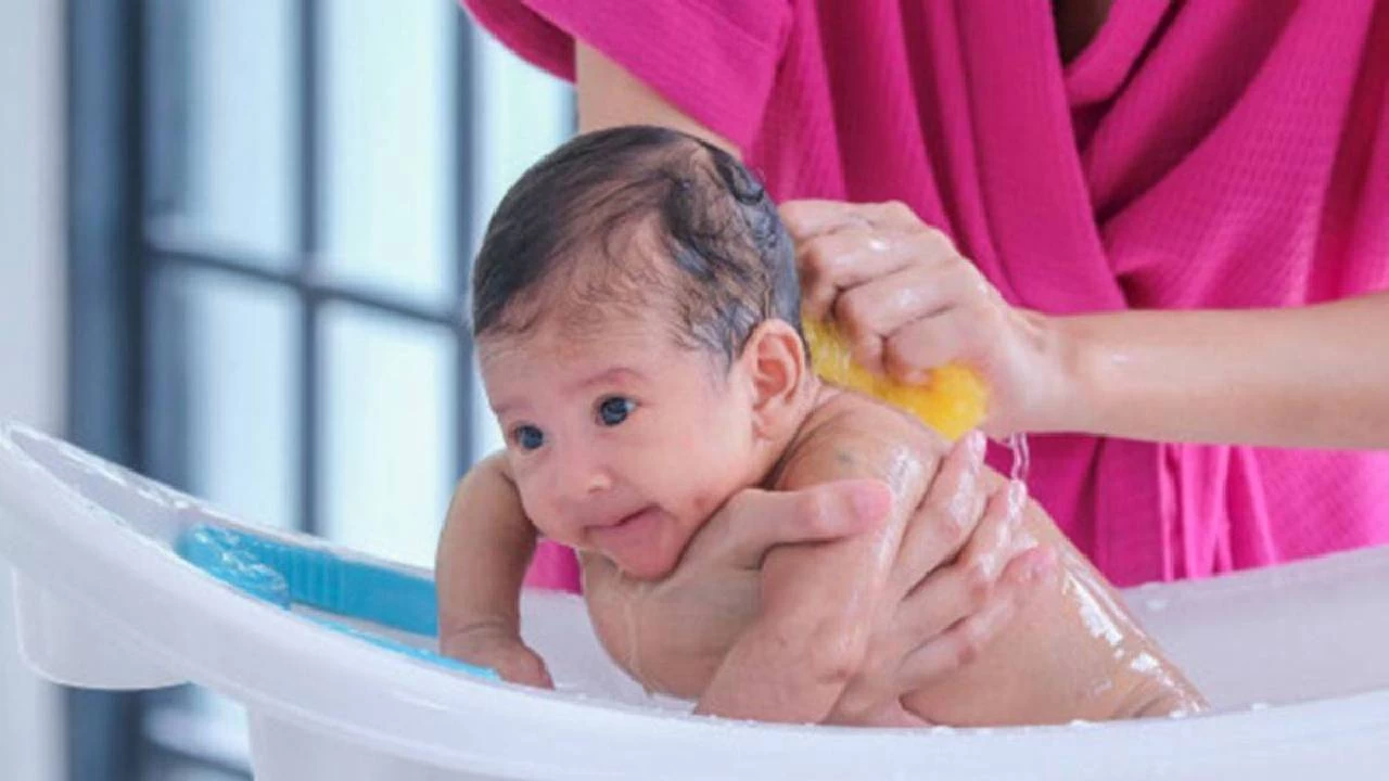 Yeni doğan bebekler için ilk banyo ne zaman ve nasıl olmalı?