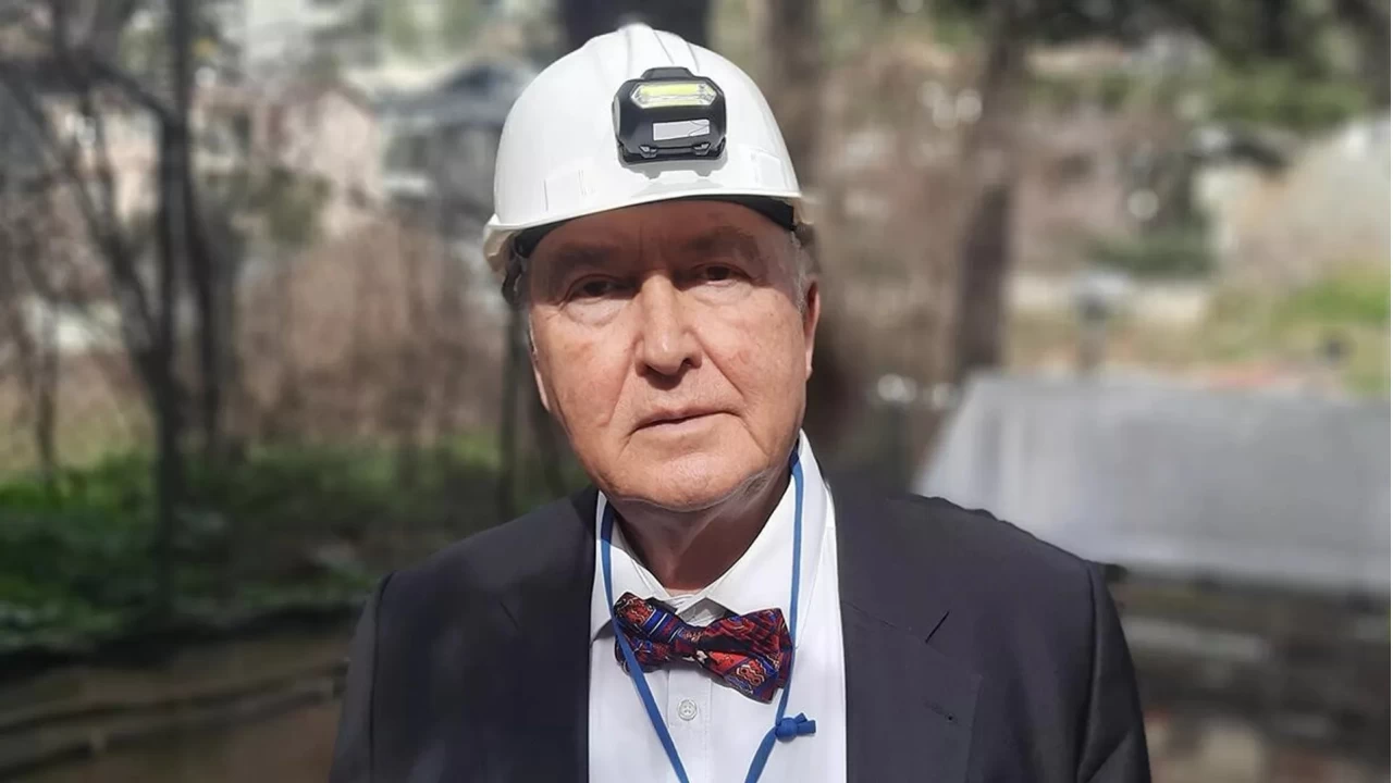 Yer bilimci Prof. Dr. Ahmet Ercan, "Deprem ile depremciklerin odak derinliklerinin 1 ile 5 km olması, yer sarsıntılarının yanardağ kökenli olduğunu göstermektedir" ifadelerini kullandı
