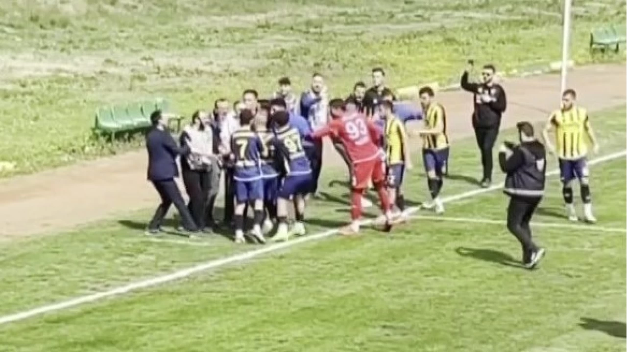 Yeşil sahada şok! Futbolcular basın mensuplarına saldırdı