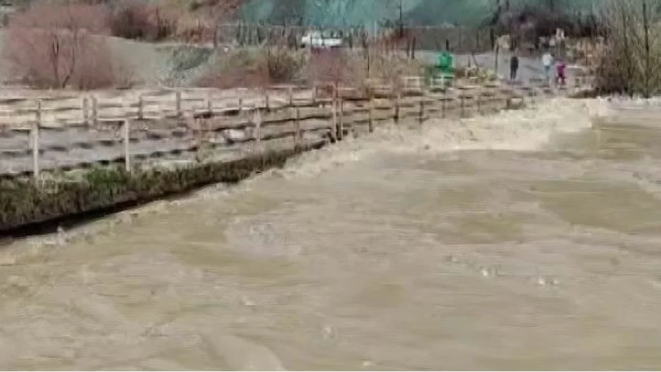 Yo�un ya���lar nedeni ile dereler ta�t�