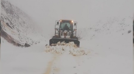 Yol onarım ekibine kar sürprizi