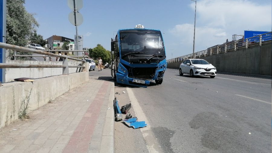 Yolcu minibüsü ile hafif ticari araç çarpıştı: 6 yaralı