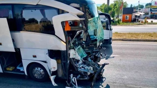 Yolcu otobüsü, kamyonete çarptı: 1 ölü, 15 yaralı
