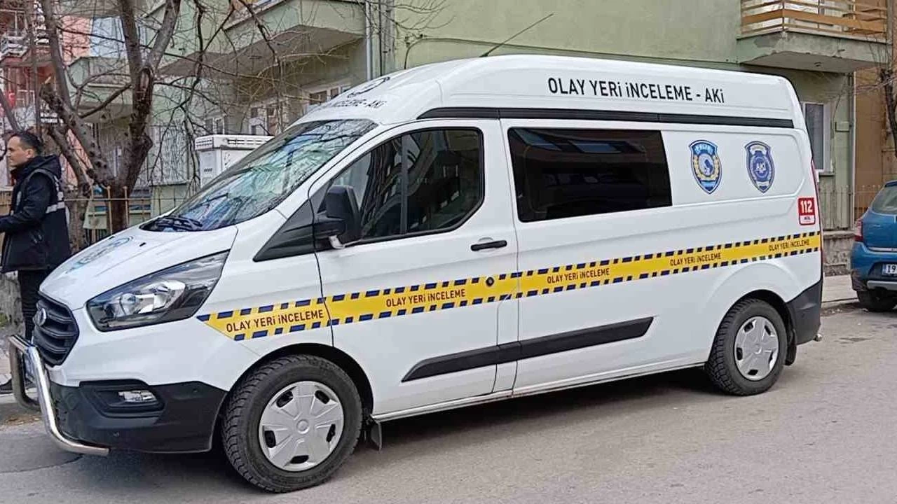 Yolda yürürken bıçaklı saldırıya uğrayan genç yaralandı