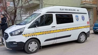 Yolda yürürken bıçaklı saldırıya uğrayan genç yaralandı