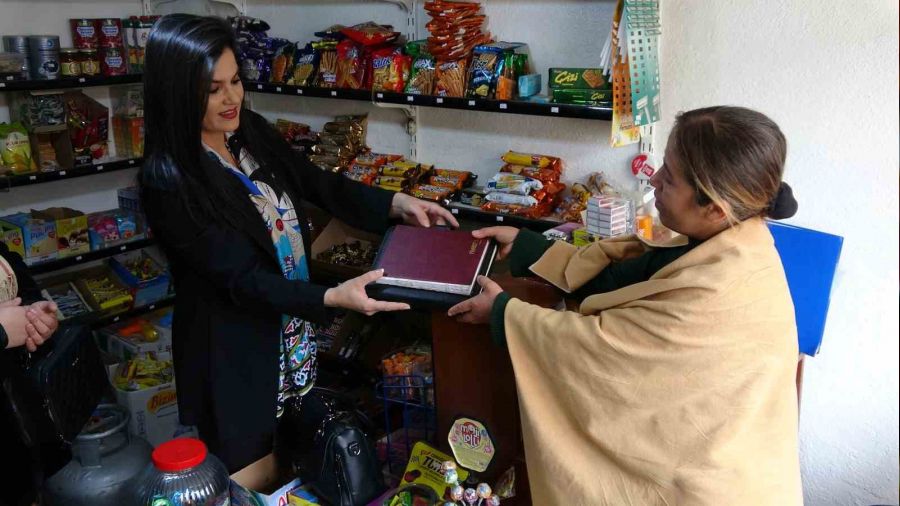 Yozgat'ta bir hayrsever, bakkaln veresiye defterini satn ald