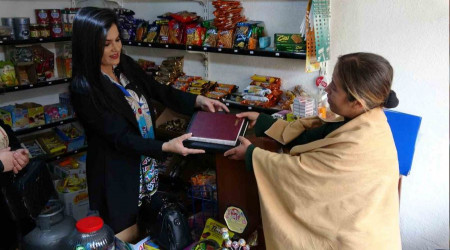 Yozgat'ta bir hayrsever, bakkaln veresiye defterini satn ald