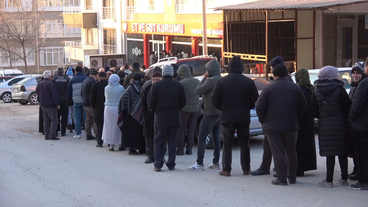 Yozgat'ta vatanda�lar ucuz et kuyru�unda