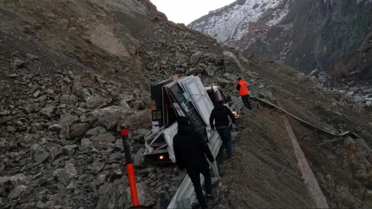 Yüksekova yolunda heyelan: 3 yaralı