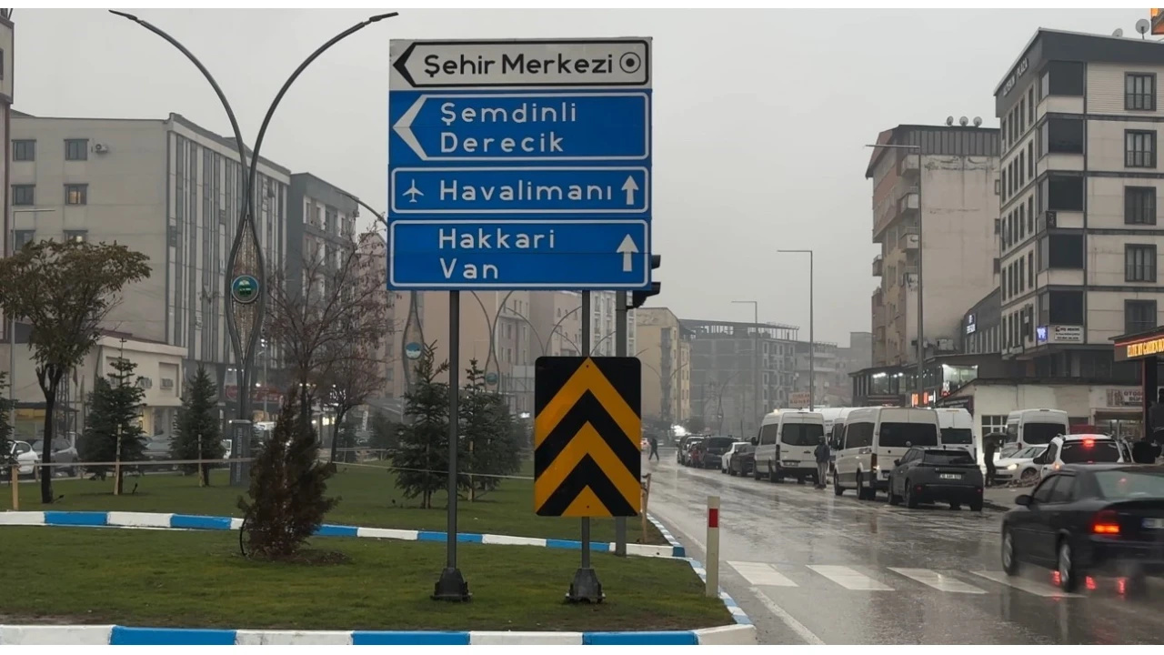 Yüksekova'da yoğun yağışlar uçak seferlerini durdurdu