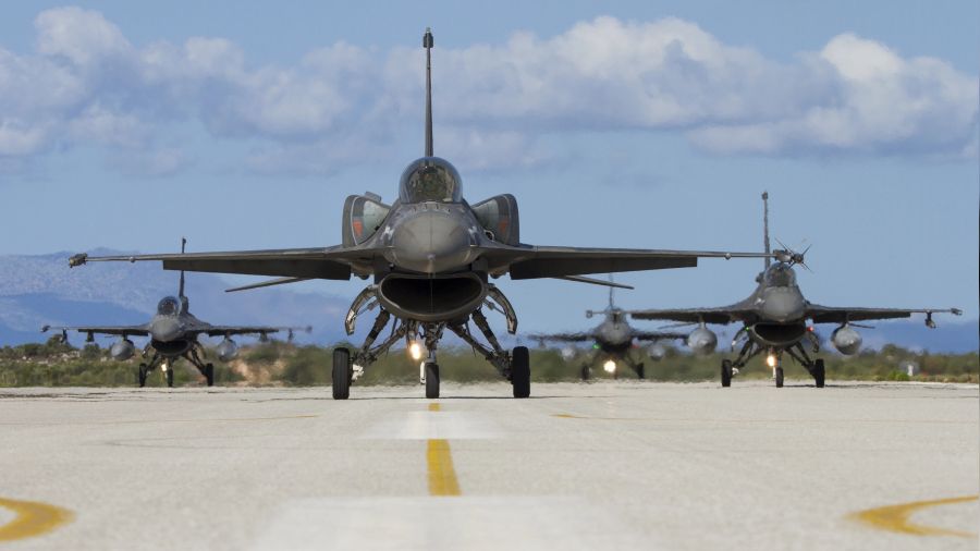 Yunanistan�da F-16�lar neredeyse yanacakt�