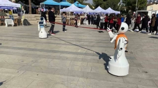 Zeybek oynayan robotlar Bilim enlii'nde ilgi toplad