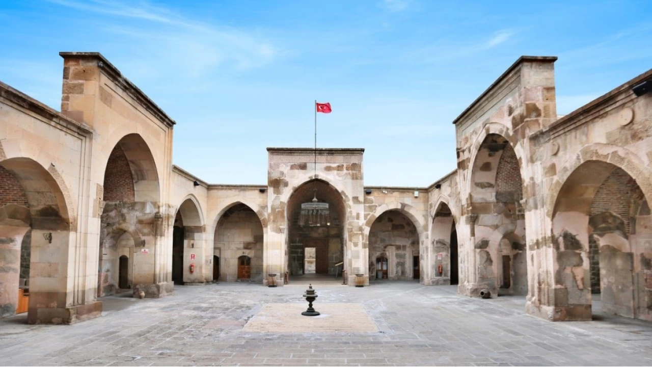 Zinciriye Medresesi: 14. yüzyıldan kalma, taş işçiliğiyle büyüleyen bir medrese