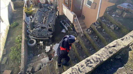 10 metre yükseklikten evin önüne düştü