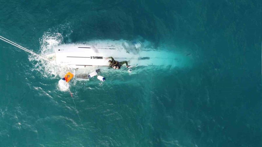 12 metrelik lüks tekne battı