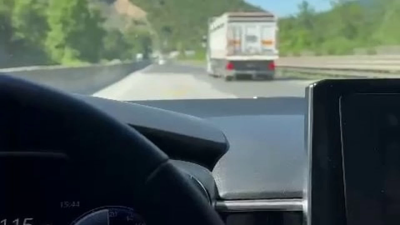 120 kilometre h�zla gitti, �n�ndeki t�ra yeti�emedi