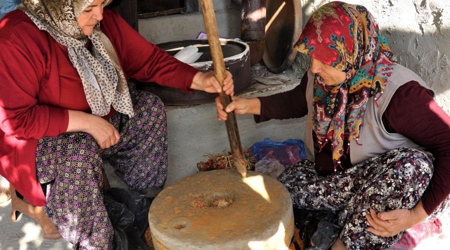 150 yıllık taş değirmeninde 'kaya biberi' öğütüyorlar