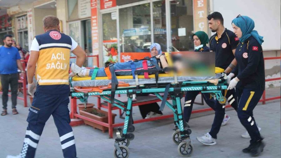 16 ya��ndaki gen� k�z balkondan atlad�