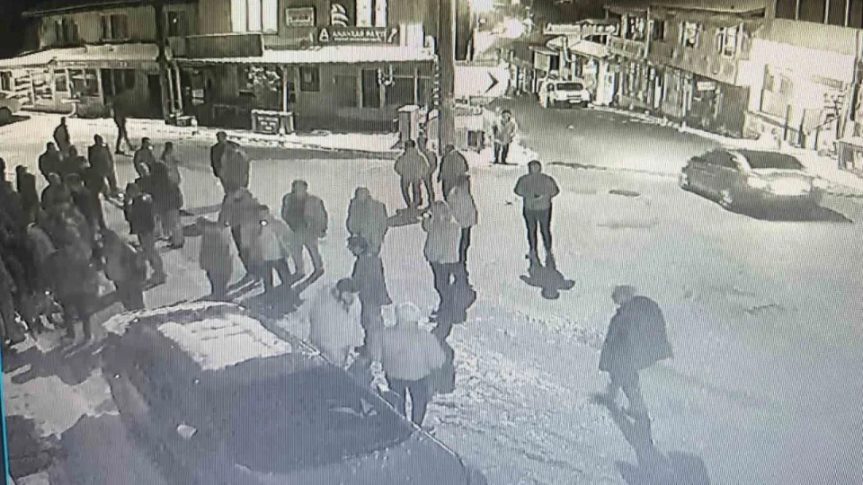 17 yaşındaki çocuk, husumetlisini silahla vurdu