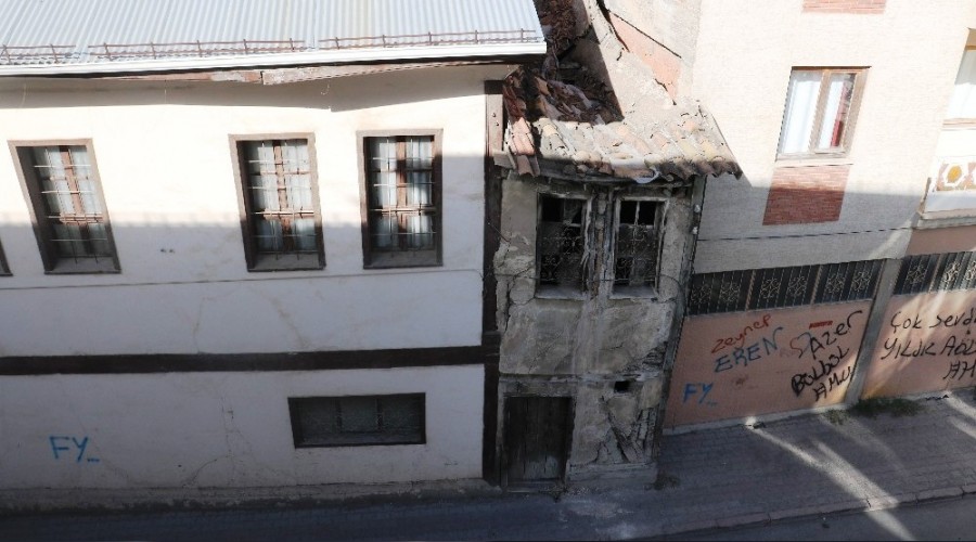 2 metre enindeki ev g�r�n�m�yle dikkat �ekiyor