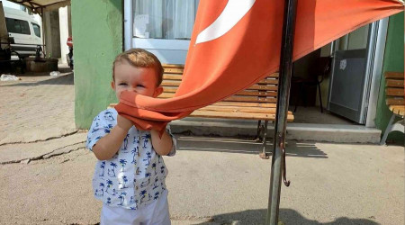 2 yandaki Kerem Ali'nin bayrak sevgisi