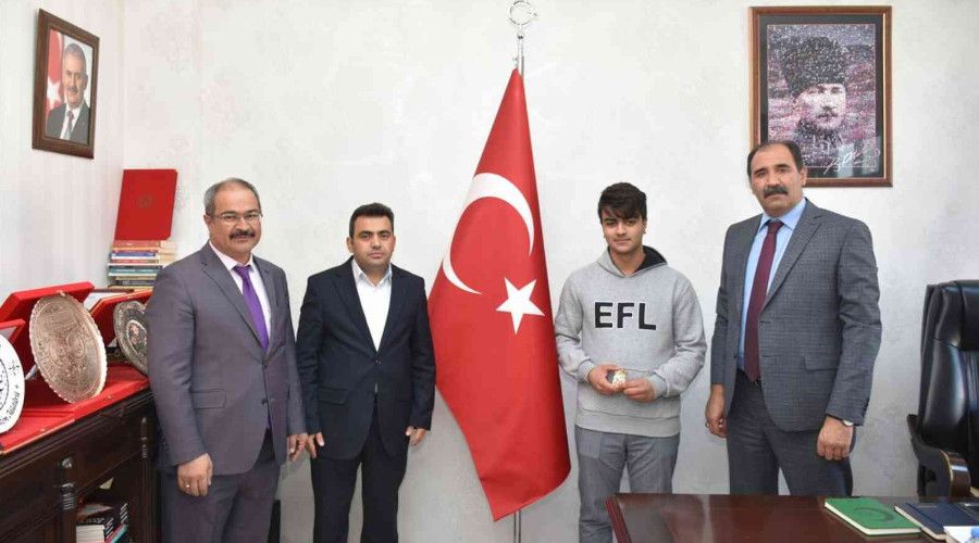 212 proje aras�ndan mansiyon �d�l� alan Erzincanl� ��renci �d�llendirildi