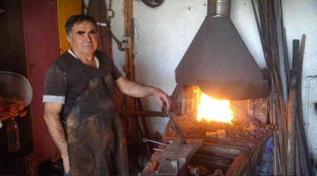 52 yıldır körüğün başında demir işliyor