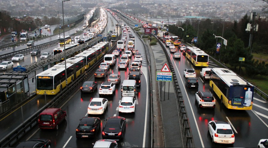 56 saatlik kısıtlama öncesi trafik kilitlendi