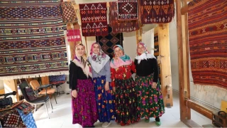 6 asrlk hal ve kilim dokumacl gelecee tanyor