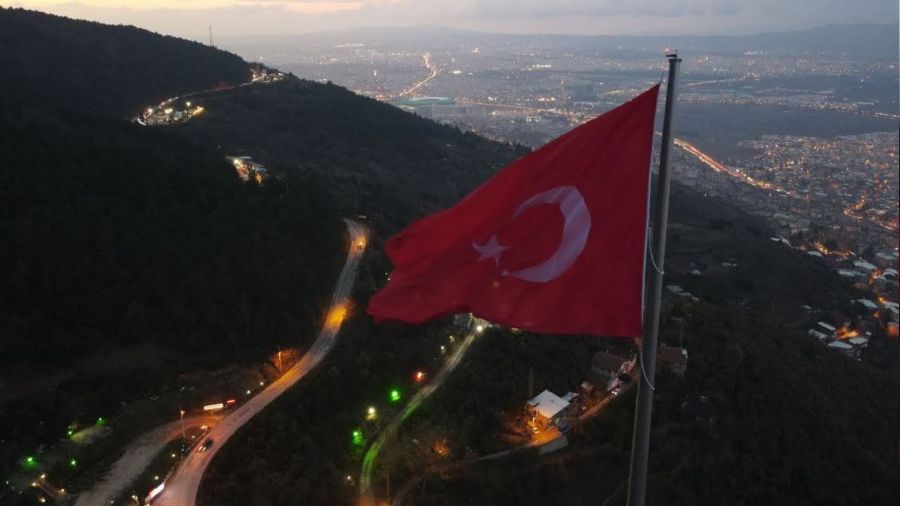 600 metrekarelik Türk bayrağı göklere çekildi
